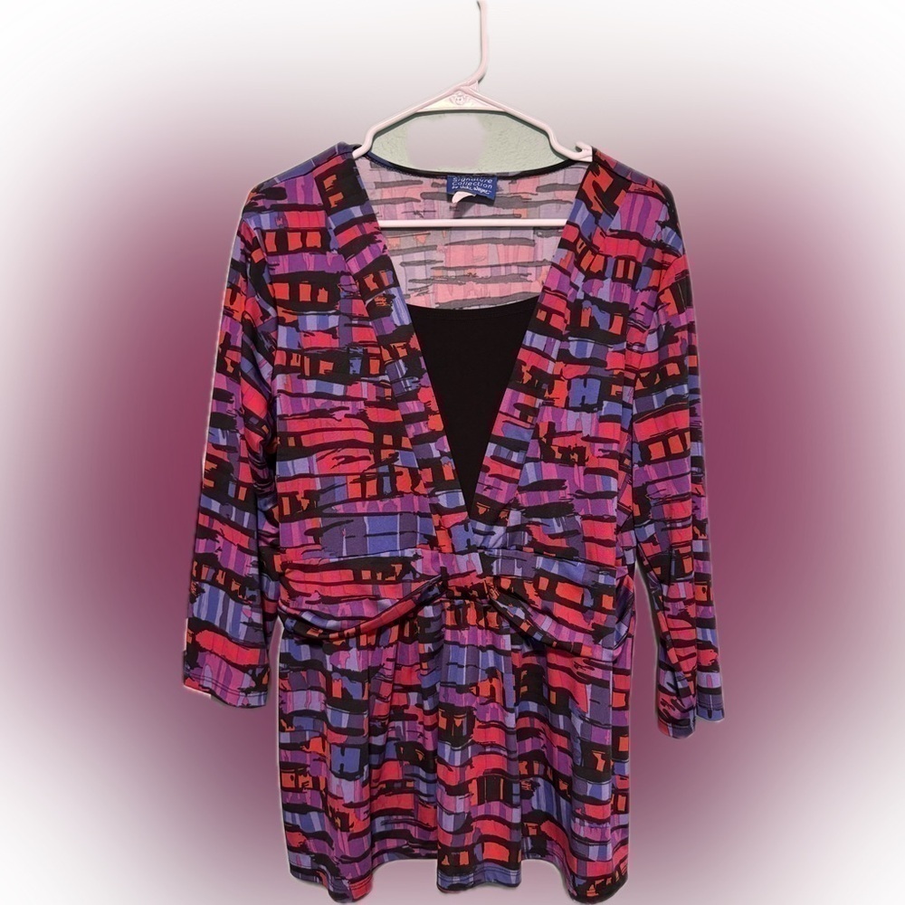 Super bright colored top in great condition! Super cute! Size 18